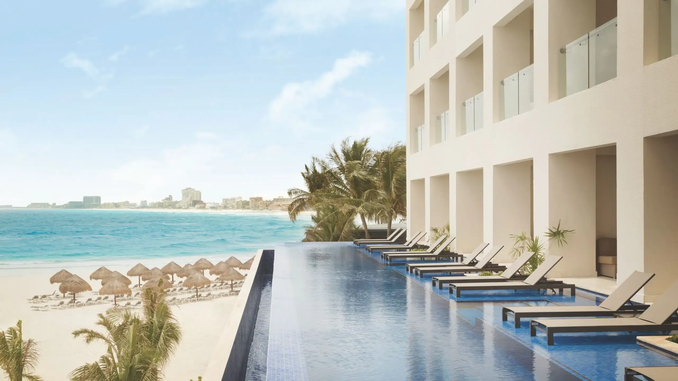Turquoize Sky Swim-Up Oceanfront Master King