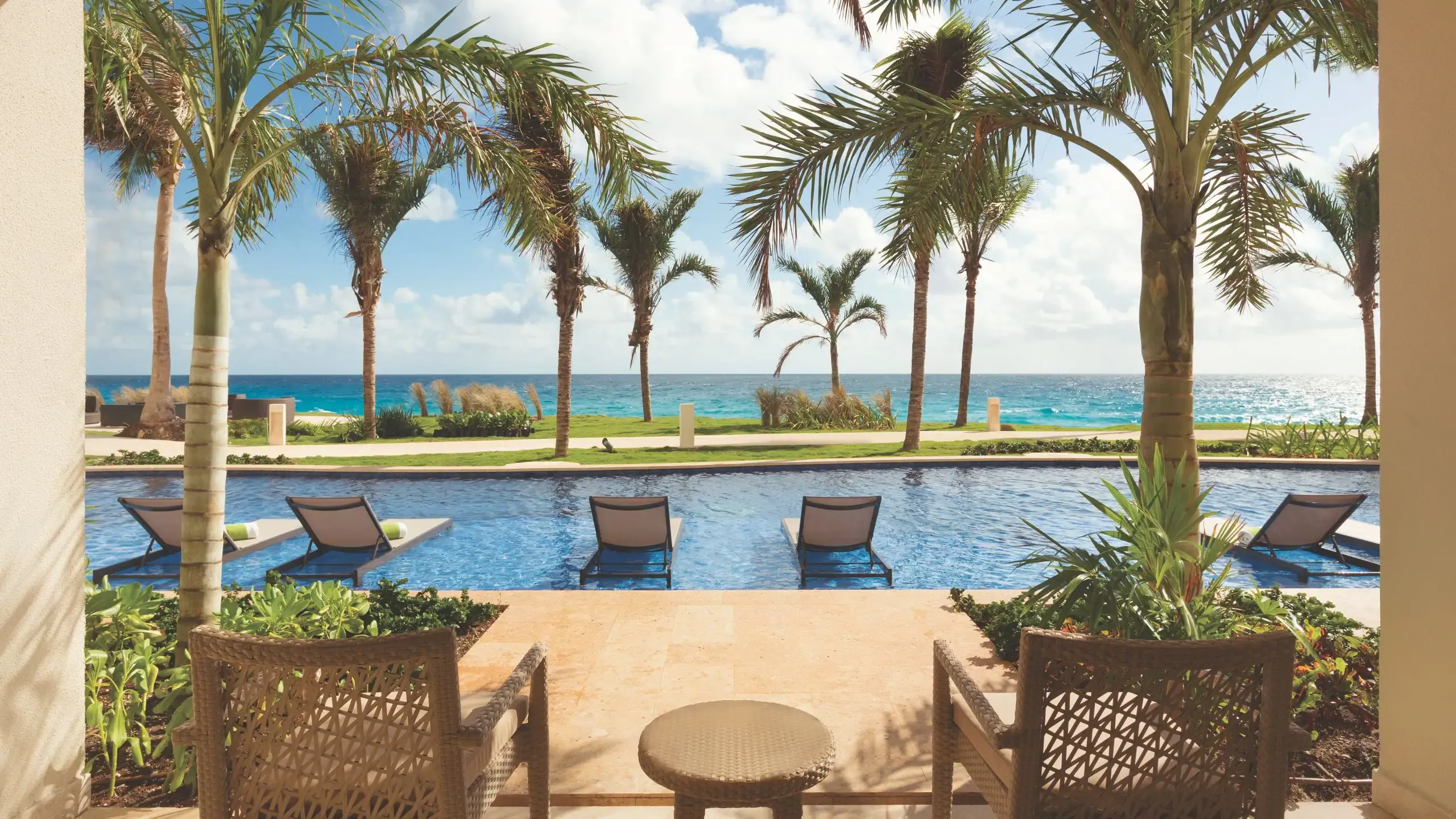 Swim-Up King With Sofa Bed