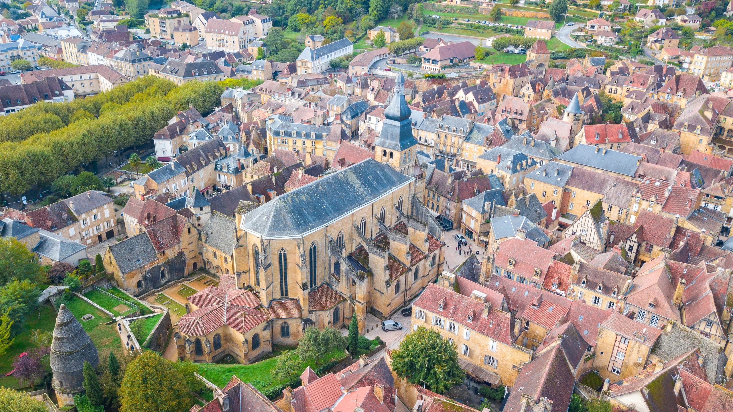 Sarlat — Market Traditions & Golden-Stone Streets