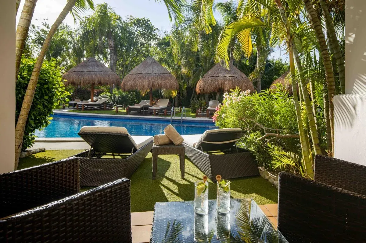 Golden Swim Up Junior Suite