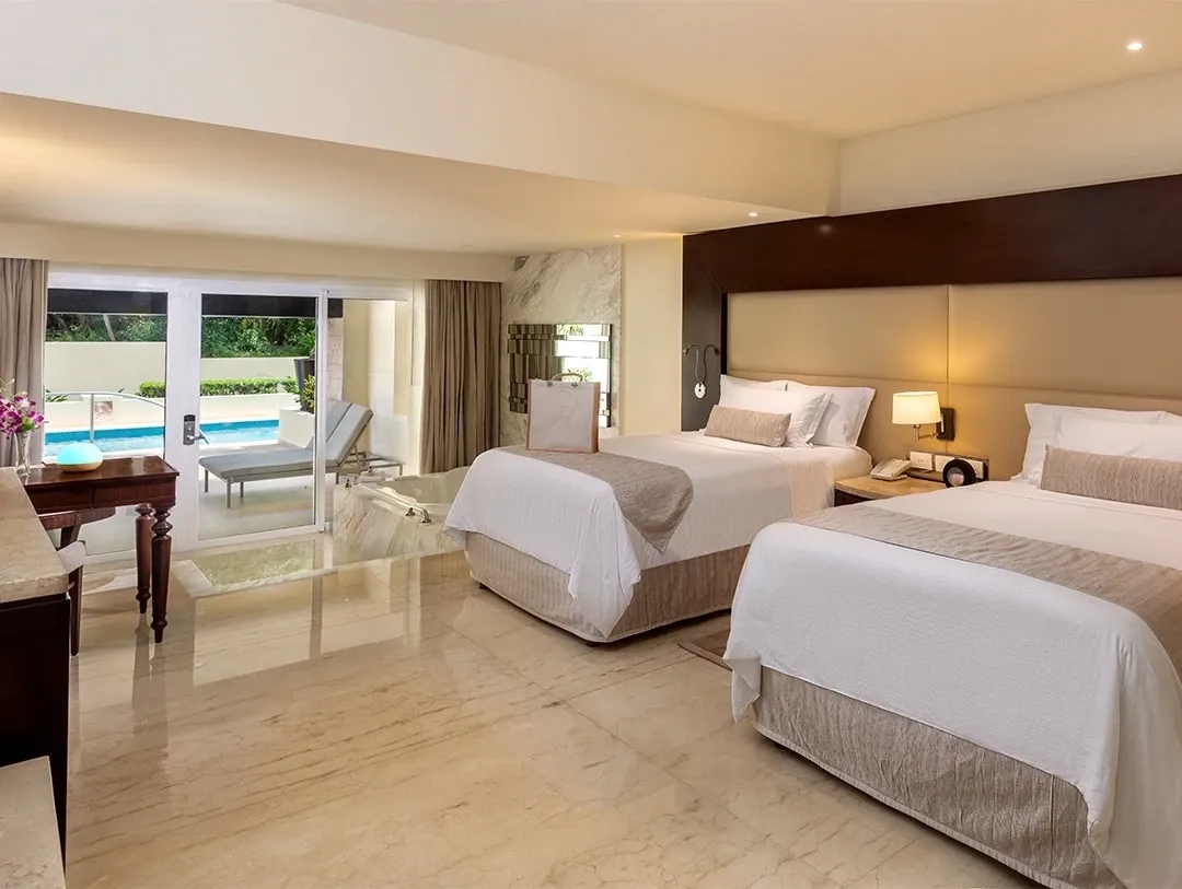Grand Swim-Up Suite